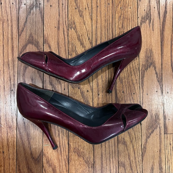 Stuart Weitzman Burgundy Patent Leather Peep Toe Heels - size 7.5 - Picture 12 of 13